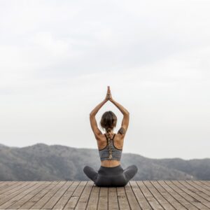 femme de dos faisant du yoga